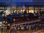 Die Dampflokomotive 52 8154-8 während der Nachtfotoparade im Eisenbahnmuseum Dresden.