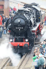 Die Dampflokomotive 52 8131-6 über der Schlackengrube im Eisenbahnmuseum Dresden.