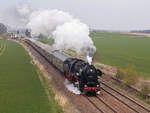 Der 52 8195-1 mit Sonderzug zwischen Bahnhöfe Bautzen und Bischofswerda am 13.