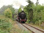 52 8154 vom 'Eisenbahnmuseum Bayerischer Bahnhof Leipzig' am 25.09.21 mit einem Sonderzug bei Vatterode auf der Fahrt nach Klostermansfeld.