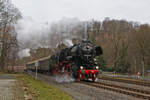 Hier zusehen ist 52 8141 mit einem Sonderzug am 16.12.23 bei der Durchfahrt in Dittersdorf Richtung Aue.