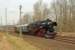 52 8079 war am 10.03.24 mit einem DLr unterwes von Berlin nach Leipzig, hier rollt der Zug durch Muldenstein Richtung Bitterfeld.