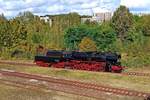 BR 52 8079-1 am 28.9.2024 in Gera auf dem Weg zum Wasser fassen und Kohle laden ins BW