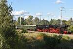   52 8177 (Else) mit dem letzten Zug des Tages, mit Gästen durch die Wuhlheide.