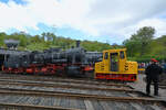 Das 1973 gebaute Akkuschleppfahrzeug der Baureihe EL 16 (ASF 61  Emma ) verschiebt die Güterzuglokomotive 55 3345, welche 1015 bei Henschel in Kassel gebaut wurde. (Eisenbahnmuseum Bochum, April 2024)