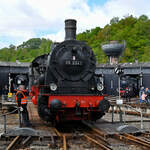 Die 1915 gebaute Güterzugdampflokomotive 55 3345 wird hier während der Museumstage auf der Drehscheibe des Bochumer Eisenbahnmuseums präsentiert. (April 2024)