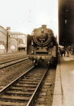 62 015 in Erfurt Hbf am alten Bahnsteig 1/2, um 1986 - digitalisiertes sw-Foto