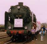 62 015 vor dem Erffnungszug nach Lckenschluss zwischen Mellrichstadt und Rentwertshausen am 28.September 1991 in Mellrichstadt mit entsprechendem Schild vorne an der Lok.Am anderen Ende des Zuges