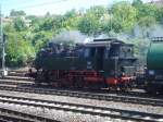 Die Br.64 419 mit einem Sonderzug SDZ im Aalener Bahnhof.