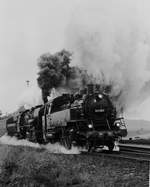 16. Juni 1984, Die Lokführer von 64 007 (1928 Borsig) und 52 8122 fahren mit einem Sonderzug aus Hoyerswerda in Dürröhrsdorf ein und begeisterten die Fotografen dank angezogener Bremsen mit mächtigen Rauch- und Dampfwolken. Die hier führende 64 007 war 1971 z-gestellt worden.  1983 erfolgte die betriebsfähige Aufarbeitung im RAW Meiningen. Im Sommer 1983 wurde die Lok im Bw Güstrow stationiert und kam von dort aus zu vielen Sonderzugeinsätzen. 1998 gelangte sie nach Schwerin und wird seither vom Verein „Mecklenburgische Eisenbahnfreunde Schwerin e.V.“ betreut (Quelle: eisenbahn-museumsfahrzeuge.com). 