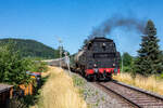 Als ich mit Fußballkollegen am grillen war , bemerkte ich dass heute ja Sonntag sei , also rannten wir zur Stelle mit dem Formsignal , hier ist 64 419 mit Schwäbischen Waldbahn Wagen bei