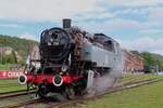 CFV3V 64 250 -frisch renoviert- lauft am 22 September 2023 um in Treignes. Hinter der Lok wirbt ein Werbebanner für das herrliche ortlich gebrauen Bier 'Chimay'. 