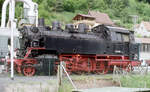 Die 1928 von Borsig gebaute 64 006 stand seit 1977 vor einem Restaurant als Denkmallok am Bf. Elmstein. Hier entstand 1981 die Aufnahme der mit ihrer EDV-Nummer 064 006 (ohne Prüfziffer 0) angeschriebenen Dampflok.