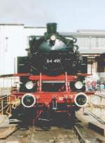 Am 6. April 2002 konnten die Museumsbahner der Dampfbahn Frnkische Schweiz e.V. voller Stolz ihren Bubikopf 64 491 im Dapflokwerk Meiningen abholen und mit Volldampf nach Hause reisen.