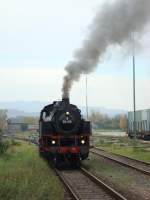 BR 64 hier beim Wasserfassen mit Feuerwehrschlauch vom Strassenhydranten in Breisach,anllich einer Sonderfahrt des  Rebenbummlers  zwischen Freiburg und Breisach am 1.und 2.11.2008  