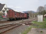 Br 64 der DFS mit einem kleien Gterzug in Ebermannstadt am 8.4.09