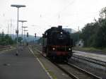  64 491 auf dem Weg zu ihrem Waggon im Bahnhof Forchheim nach dem Umfahren 