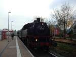 BR 64 mit Sonderzug fhrt in den Bahnhof Hugstetten/Breisgau ein,  Nov.2008