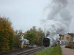 BR 64 mit Sonderzug verlt den Bahnhof Hugstetten/Breisgau,  Nov.2008