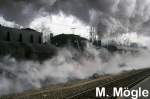 Viel Dampf und dazwischen die 64 289 bei einer Sonderfahrt im Bahnhof Tbingen 1996.