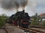 Die 64 491 und die 38 1301 am 22.05.2010 mit einem Pendelzug bei der Ausfahrt in Neuenmarkt-Wirsberg.