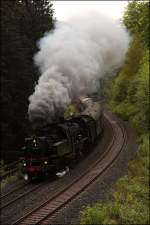 64 491 und 38 1301 dampfen beim Km 80,0 die Steigung hinauf nach Marktschorgast.