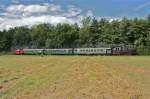 Die Dampflok 64 419 und die Diesellok 212 084-8 (V100) als Weinfestbummler, hier zwischen Gottenheim und Hugstetten.