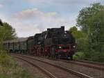 Die 64 491 und die 38 1301 am 23.05.2010 mit einem Pendelzug auf der Schiefen Ebene.