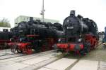 Am 08.10.2006 stehen Dampflok 89 008 und 64 007 im ehemaligen BW Schwerin auf einer Ausstellung.