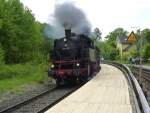 Geschafft!!!    64 491 hat am 23.05.2010 als Vorspann die  Schiefe Ebene  berwunden und fhrt in Marktschorgast ein.