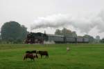 Die ehemalige DB Personenzug Lokomotive 64415 ist am 14.10.2006 in Beekbergen  mit einem Museumszug nach Apeldoorn unterwegs.