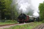 64415 zieht am 5.5.2005 mit Volldampf einen Personenzug bei Eerbeck in Richtung  Beekbergen.