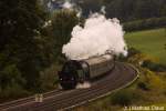 064 419-5 zieht einen Sonderzug ber die Sdbahn von Ulm nach Friedrichshafen, von dort geht es weiter nach Lindau, aufgenommen bei Meckenbeuren am 25.08.2013