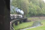 Lok 64 491 überquert am 01.05.2014 im langsamen Tempo die Wiesent kurz hinter Behringersmühle in Richtung Ebermannstadt.