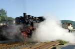 Eingehllt in eine Dampfwolke macht sich Lok 64 491 der Dampfbahn Frnkische Schweiz e.V.