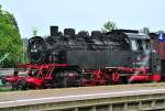 64 419 vor dem Museumszug  Rebenbummler  bei strömenden Regen im Bf Breisach - 04.09.2011