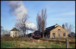 Dampf wie zu alten Zeiten am 10.4.1994 in der Altmark: 641491 fährt mit dem P 6894 um 9.45 Uhr in Kalbe in Höhe des alten Lokschuppen nach Hohenwulsch ab.