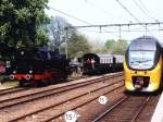 Alt und neu: 64 415 der VSM und eine moderne Regionrunner der NS auf Bahnhof Dieren am 27-4-1999.