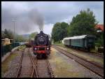 Ein Bild aus meiner sehr jungen Anfangszeit. Es war eher ein Zufallstreffer...
Zu sehen ist die 64 491 der Dampfbahn Frnkischen Schweiz e.V. in Ebermannstadt. Die Lok hat soeben den Zug umfahren und wird ihn anschlieend wieder zurck nach Beringersmhle bringen. 
Das Bild wurde am 27. August 2006 von der Plattform eines Waggons aufgenommen.