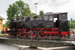 Anlässlich des Sommerfestes des Modell- und Eisenbahnvereins Selb-Rehau wird die museal erhaltene 64 019 auf der 16m-Drehscheibe des ehemaligen Bw Selb präsentiert.