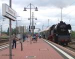 65 1004 vor einer alten DR-Dosto-Einheit als Pendler zwischen DD-Hbf und DD-Altstadt anlsslich des Dresdner Dampflokfestes, am anderen Ende ist Lok V240 001 -  20.05.2004  Es handelt sich um Lok 65