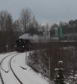 65 1049 rollt am 13.12.08 in der Bahnhof Aue, dabei umrundet sie die im Abriss befindlichen BW Anlagen.