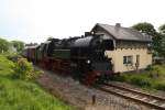 65 1049-9 passiert mit dem SEM Sonderzug am 22.05.09 das kleine Bahnwrterhuschen kurz nach dem Bahnhof Scheibenberg.