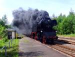 Ein paar Meter weiter durchfhrt 65 1049-9 unter Volldampf den Bahnhof Grnstdtel, 21.05.2009.