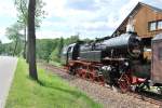 65 1049 rollt mit ihrem Zug durch Markersbach, 21.05.09