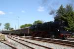 65 1049-9 am 24.05.09 hat dem Zug im Bahnhof Schlettau nochmal zurck gedrckt und bekommt Wasser von der Schlettauer Feuerwehr.