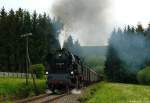 Hier kmpft sich 65 1049 am 21.05.2009 mit DPE 31994 die Steigung nahe Walthersdorf empor.