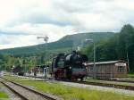 Nachdem 65 1049 den Schmalspurtransportwagen an den Bremswagen gesetzt hatte wurde die Neubaulok umgesetzt.