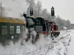 112 646-5 und 65 1049 schleppen einen Dampfsonderzug aus dem Bahnhof Ronneburg (Thr) heraus in Richtung Gera.