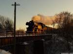 Die allerletzten Sonnenstrahlen des 20.12.09 fallen in der Ortslage von Walthersdorf auf 65 1049 die mit ihrem Sonderzug weiter Richtung Schlettau rollt.